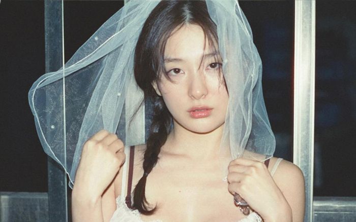 Seulgi (Red Velvet) khoe sức hút với loạt ảnh đậm màu sắc nghệ thuật