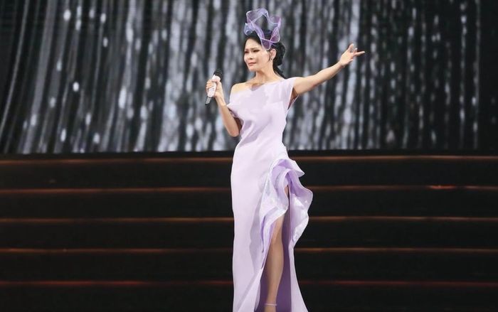 Nữ ca sĩ bật khóc trên sân khấu, tiết lộ mắc chứng teo dây thanh quản