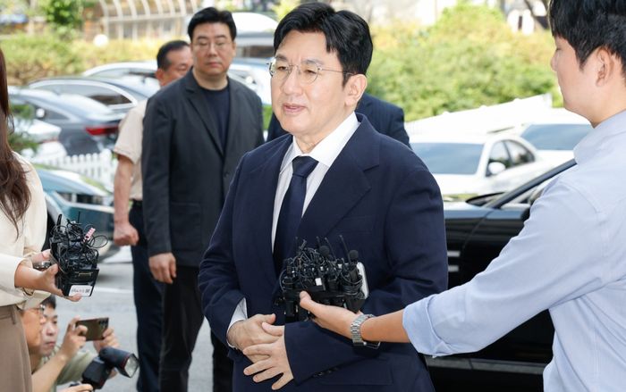 Vụ việc của Bang Si Hyuk trở nên phức tạp sau yêu cầu từ Đại sứ quán Mỹ