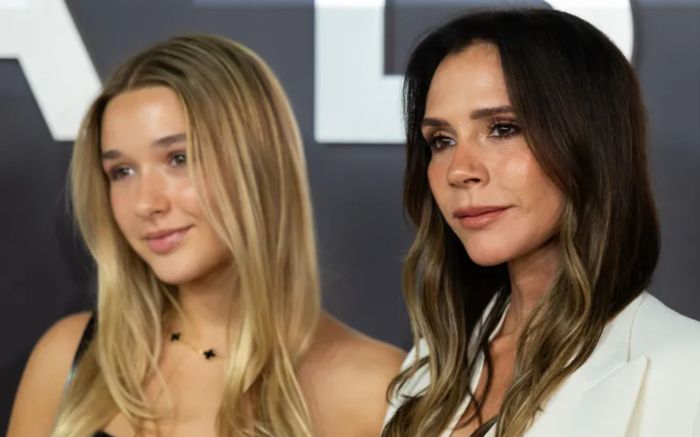 Con gái Victoria Beckham giản dị dự sự kiện cùng mẹ