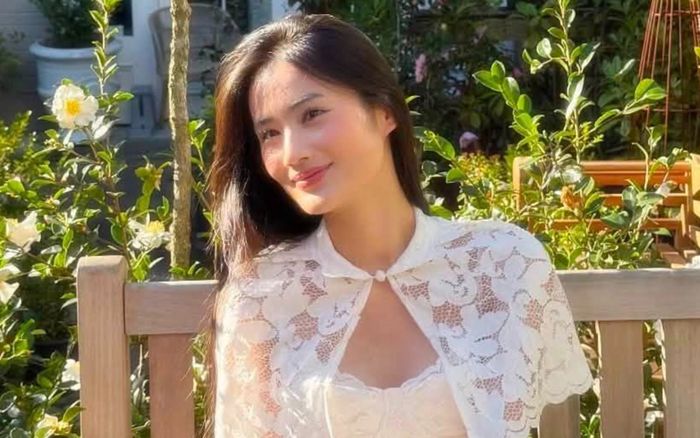 Hoa hậu Ý Nhi mặc váy ren xuyên thấu, lấp ló nét gợi cảm khó rời mắt