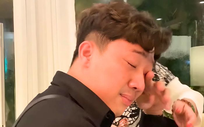 Trấn Thành bật khóc khi đang đi cùng vợ