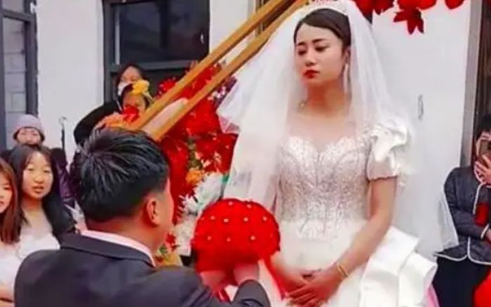 Cô dâu lộ vẻ mặt buồn rầu tại đám cưới, lý do gây tranh cãi