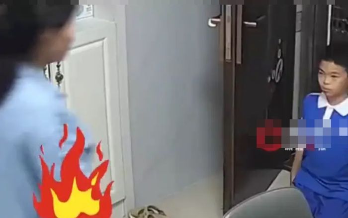 Đi chơi về trễ 2 tiếng, cậu bé nghĩ ra cách 'không giống ai' khi bước vào nhà