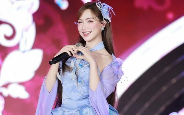 Hòa Minzy sửa lời câu hát gây tranh cãi trước hàng chục ngàn khán giả