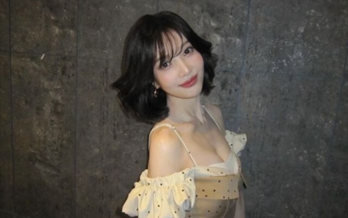 Joy (Red Velvet) khoe vóc dáng mảnh mai như búp bê