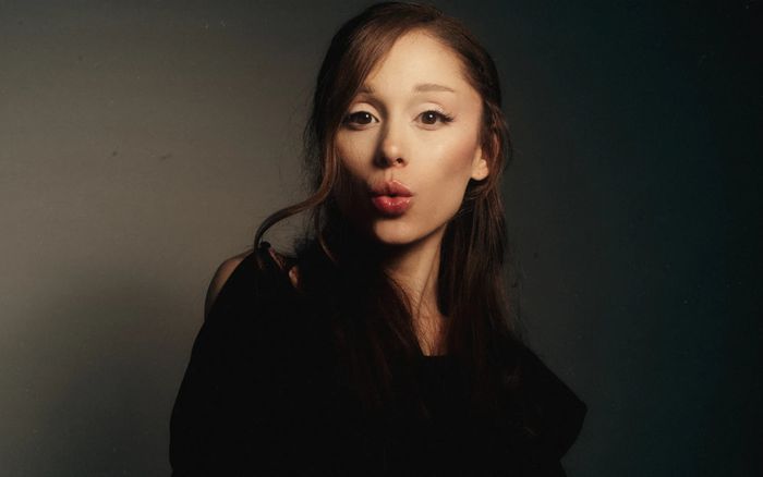 Ariana Grande làm 'dậy sóng' đường đua âm nhạc với album mới