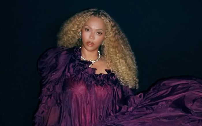 Beyoncé diện váy bèo nhún tái hiện cột mộc sự nghiệp đặc biệt