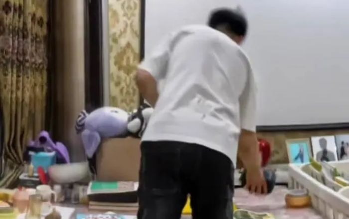 Con khóc thét khi vợ đang tắm, hành động của người chồng khiến mạng xã hội phẫn nộ