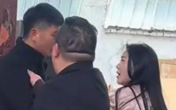 Bạn gái cũ của chú rể cầm giấy siêu âm đến phá đám cưới, cái kết gây 'đứng hình'