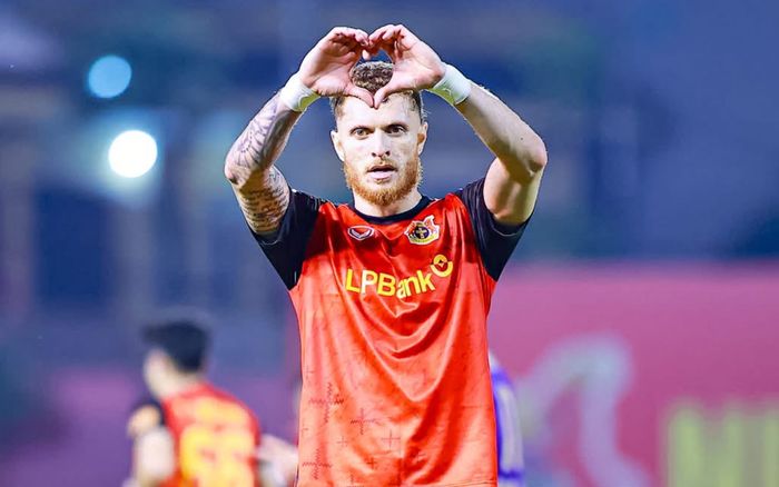 Chân sút hơn 9 tỷ chính thức nhập tịch Việt Nam