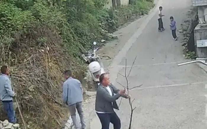 Chạy xe ngang nhà hàng xóm, người đàn ông vội báo cảnh sát khi thấy cảnh tượng kinh hãi