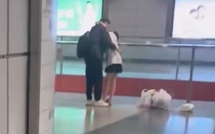 Cặp nam nữ có hành động khó coi tại ga tàu điện, dân mạng bức xúc