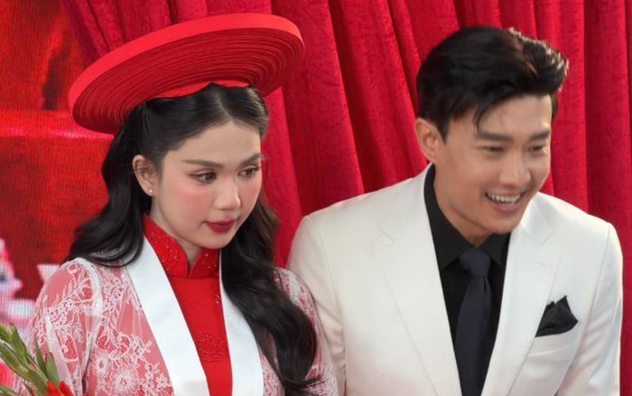 Ngọc Trinh ngại ngùng khi mặc váy cưới sánh đôi bên Quốc Trường