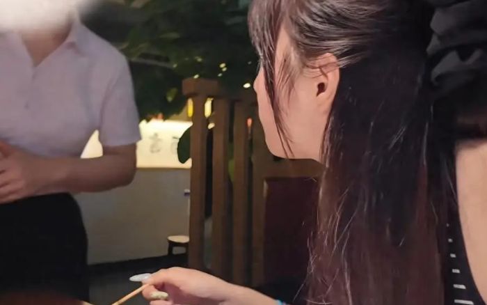 Đi ăn một mình tại nhà hàng, cô gái lập tức bỏ về sau lời nhắn của nhân viên