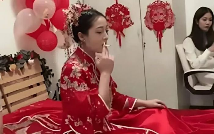 Lấy vợ không cần sính lễ, chú rể 'chết lặng' khi xem lại ảnh tân hôn của vợ