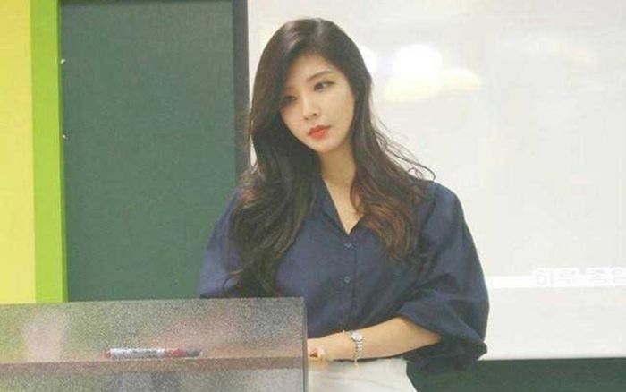 Học sinh chụp ảnh cô giáo rồi đăng lên mạng, gu ăn mặc của cô lập tức gây chú ý