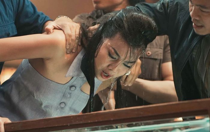 Siêu mẫu Thanh Hằng bị nhấn nước đến ngộp thở