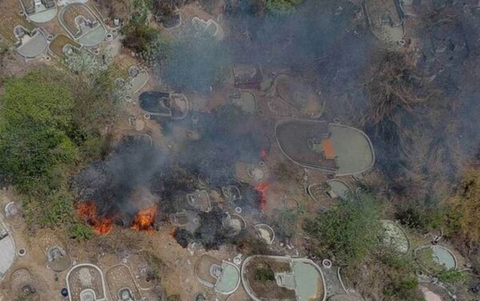 Đốt cỏ khi đi tảo mộ, người đàn ông gây cháy cả sườn núi