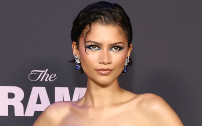 Zendaya diện váy dạ hội đính lông vũ với 44 carat đá sapphire