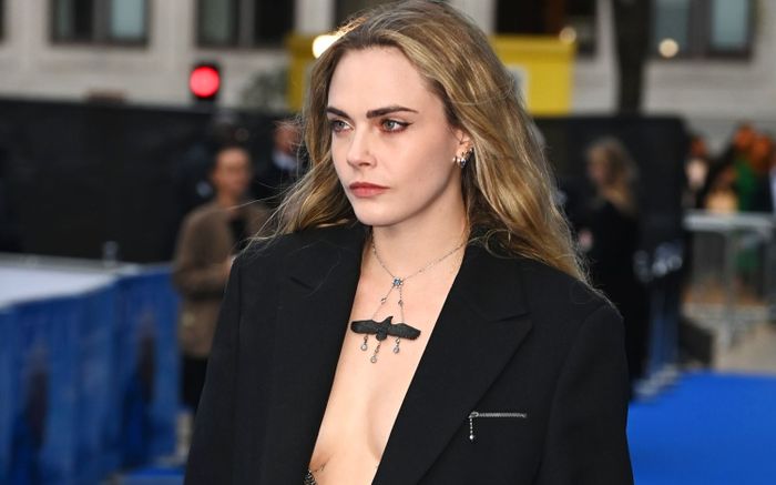 Siêu mẫu Cara Delevingne công bố tour diễn đầu tiên, chính thức trở thành ca sĩ