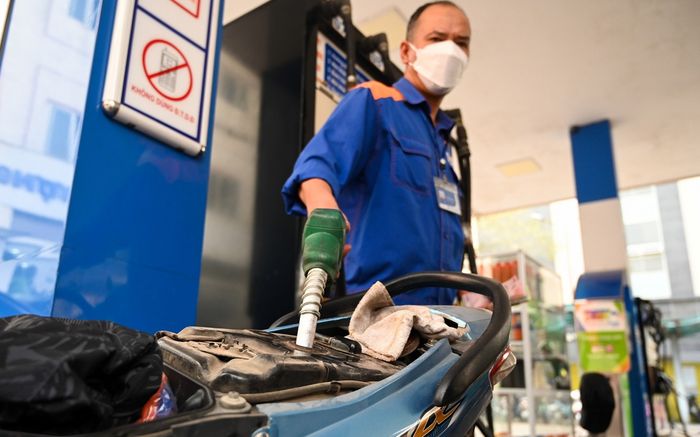 Giá xăng dầu hôm nay 30/4: Tăng cực mạnh