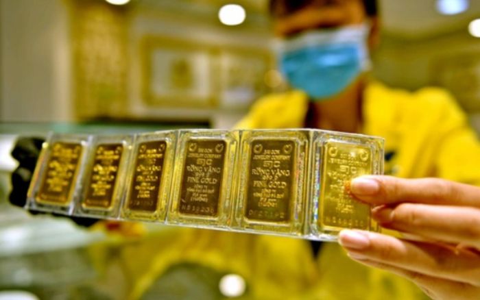 Tin tài chính hôm nay 30/4: Vàng tiếp tục giảm sâu, USD neo cao