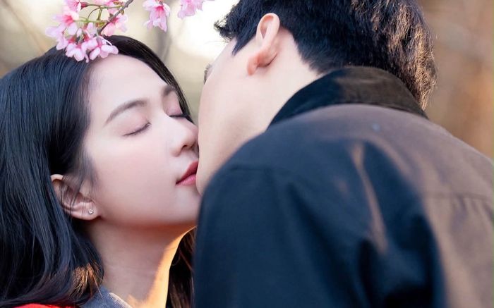 Ngọc Trinh công khai khoá môi người tình mới