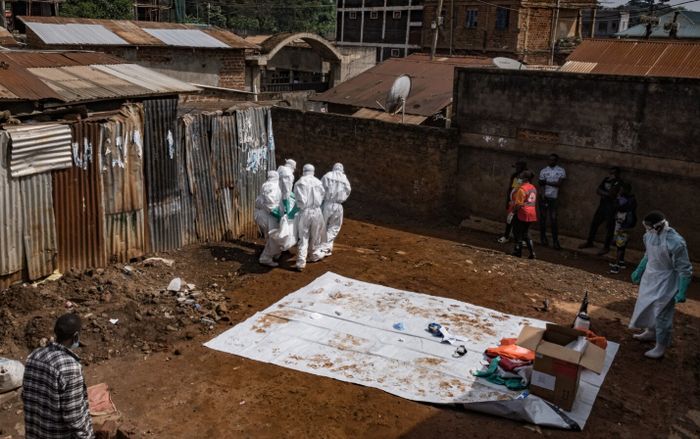 Ebola bùng phát dữ dội tại châu Phi: Uganda đóng cửa biên giới với Congo, phớt lờ khuyến cáo của WHO