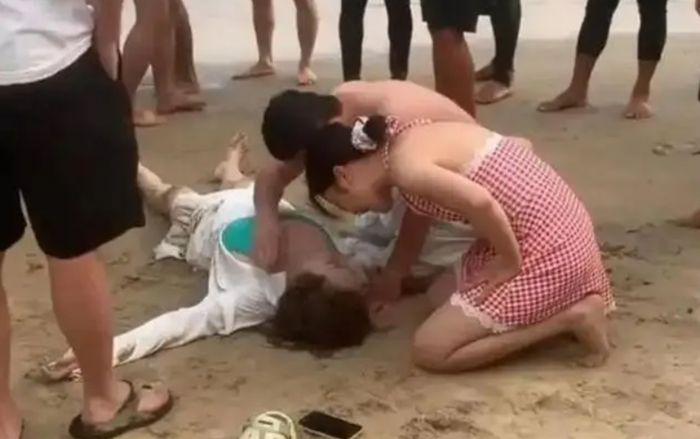 Nam bác sĩ cứu cô gái bị đuối nước ngoài biển, cái kết khiến nhiều người bức xúc