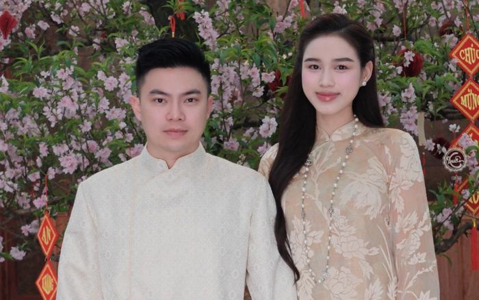 Khoảnh khắc Đỗ Thị Hà tình tứ bên chồng doanh nhân gây chú ý