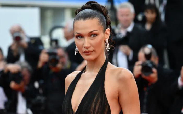 Bella Hadid diện bikini chấm bi 2 mảnh, mix trang sức vàng nổi bật