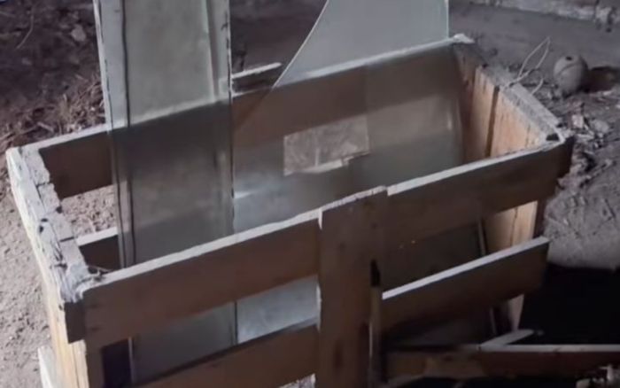 Cải tạo nhà cũ, cặp vợ chồng tá hỏa khi mở thùng gỗ giấu trên gác mái