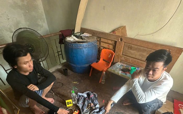 Đang chìm trong cơn 'thác loạn', 2 thanh niên bị Công an ập vào bắt quả tang