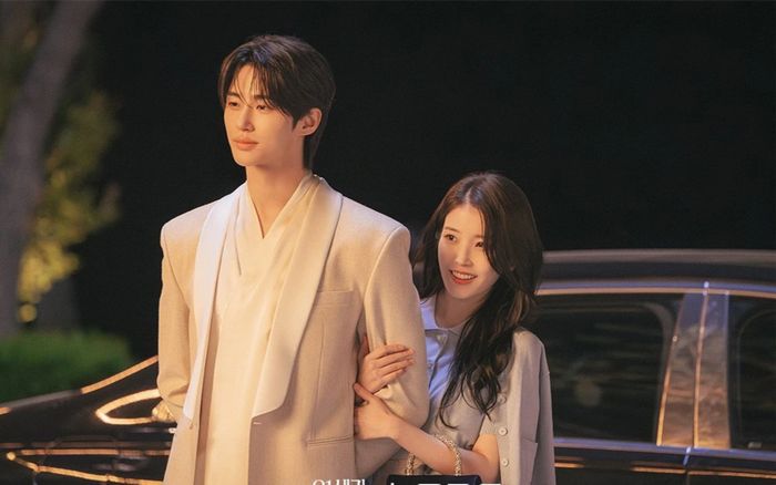 Byeon Woo Seok lộ khoảnh khắc tình tứ với IU