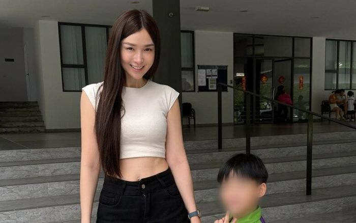 Ngày đầu tiên đi đón con ở trường, người mẹ trẻ diện trang phục khiến dân tình lập tức phản ứng