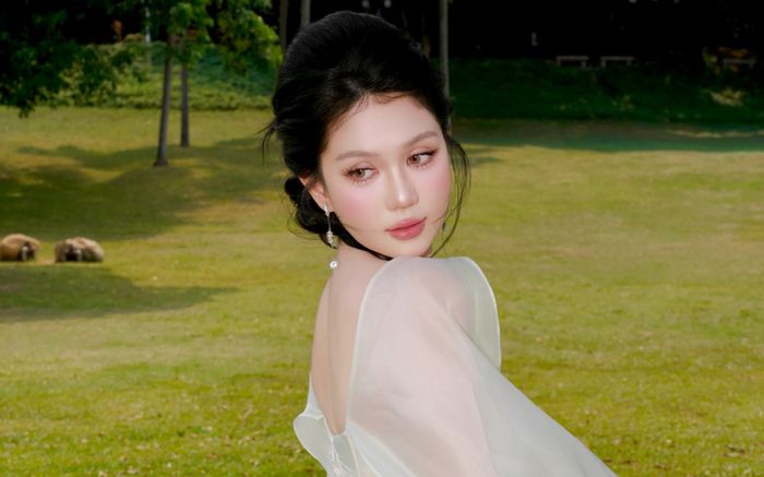 Ngọc Trinh diện đầm hai dây hóa nàng thơ trong trẻo mùa hè