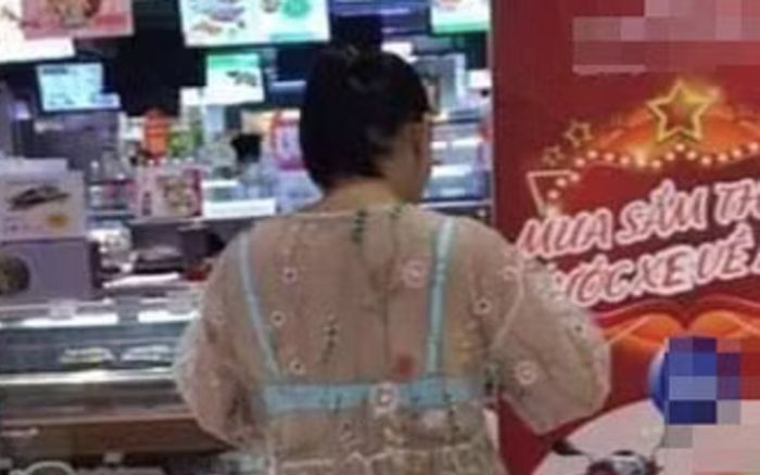 Vị khách nữ đi siêu thị, ăn mặc hớ hênh đến mức ai cũng ngại đỏ mặt