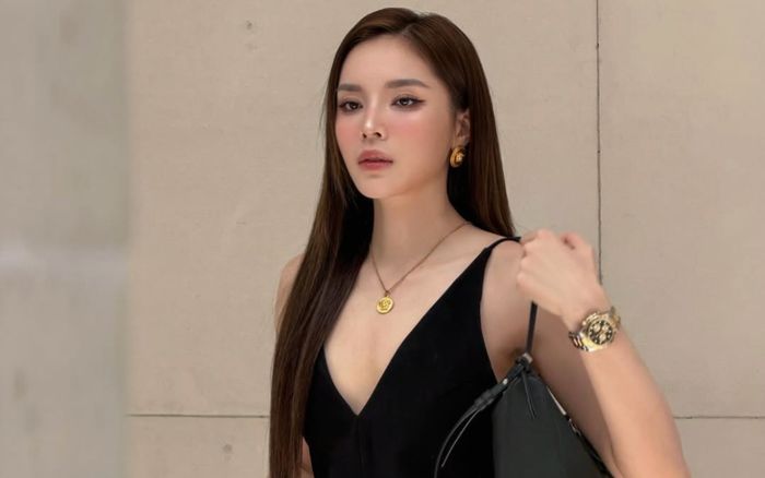 Kỳ Duyên mặc váy cắt xẻ, khéo khoe đồng hồ 800 triệu đồng