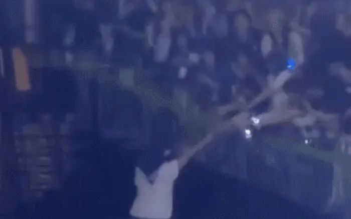 Nam ca sĩ đang giao lưu với khán giả thì lan can bất ngờ đổ sập, nhiều người bị thương