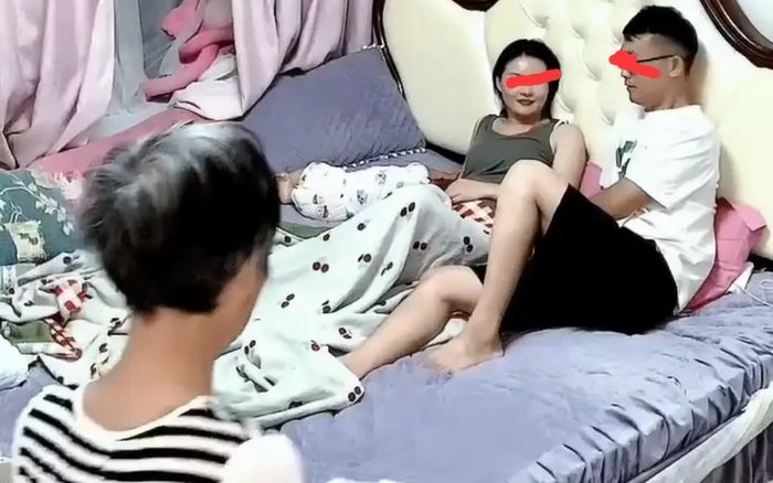 Mẹ vợ vào ngủ cùng phòng với con gái và con rể, lý do gây bức xúc