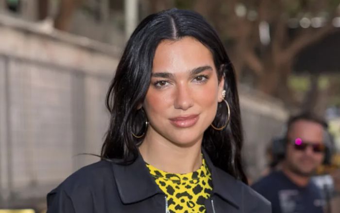 Dua Lipa 'gây sốt' với chân váy bất đối xứng họa tiết da báo