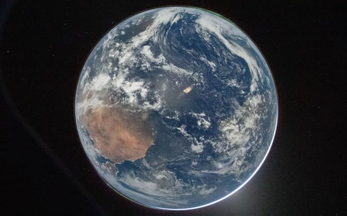 Những bức ảnh Trái Đất đầu tiên từ Artemis II được chụp bằng iPhone 17 Pro Max