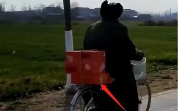 Cụ ông 100 tuổi tự đạp xe đi thăm con gái 80 tuổi, hình ảnh ai nhìn cũng xúc động