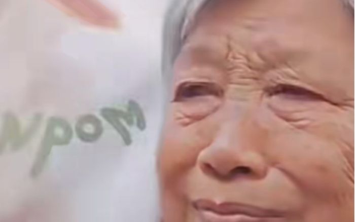 Cụ bà 80 tuổi gọi video với 'con trai' suốt 1 năm, sự thật khiến cộng đồng mạng đau lòng