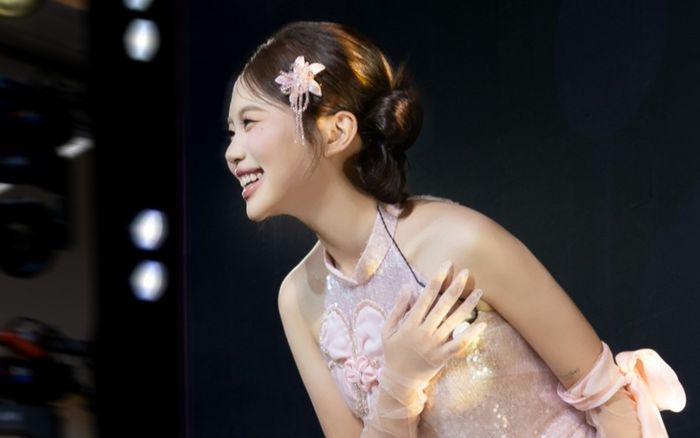 Phương Mỹ Chi gặp sự cố trang phục trước hàng nghìn khán giả