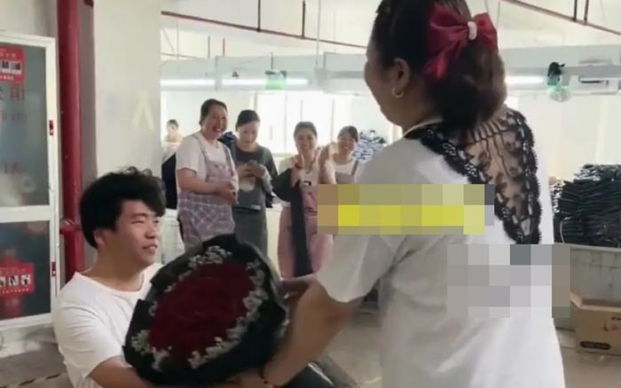 Quá nhút nhát không dám cầu hôn, chàng trai bị 'ép' quỳ giữa nhà máy và cái kết bất ngờ