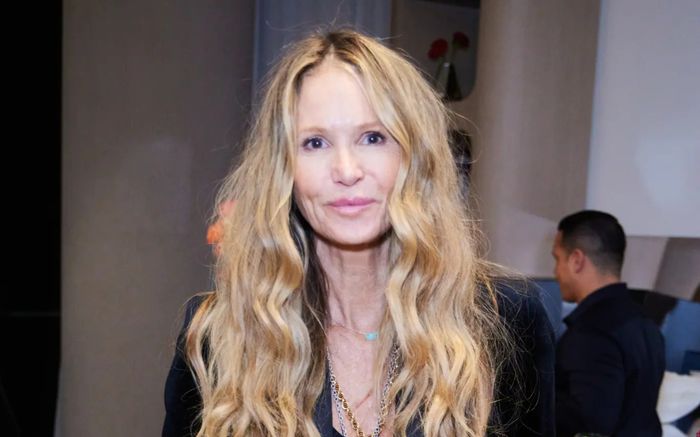 Siêu mẫu huyền thoại Elle Macpherson gây sốt khi diện nội y ở tuổi 62