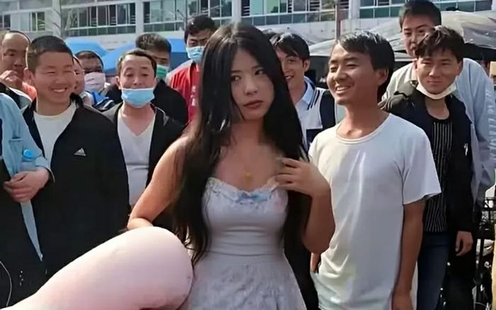 Cô gái 28 tuổi vào nhà máy 'tuyển chồng', ngày đầu đi làm đã khiến hàng loạt đàn ông xếp hàng tỏ tình