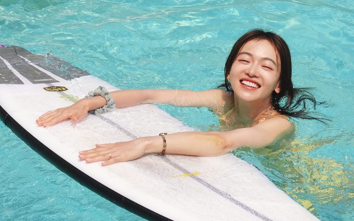 Ngô Cẩn Ngôn gây bất ngờ với visual trong trẻo, khác hẳn trên phim